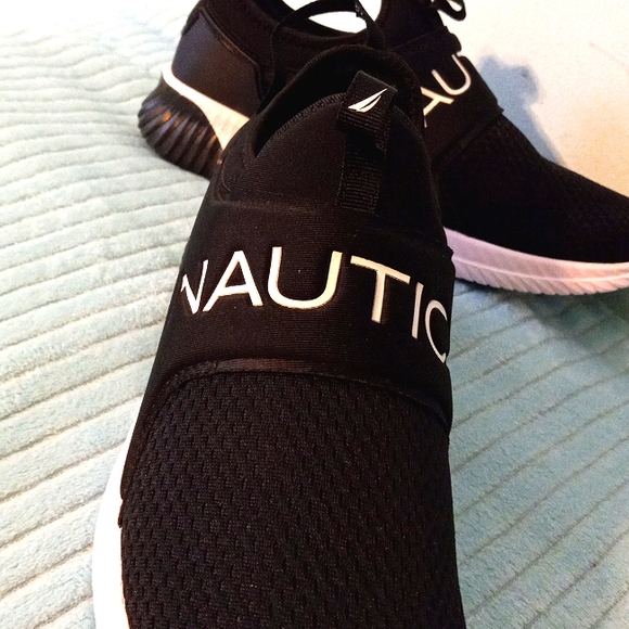 Brand new mens Nautica sneakers - Picture 3 of 4